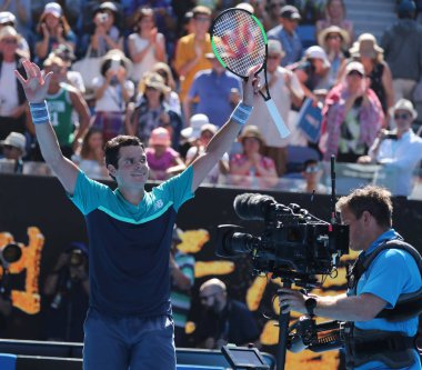 Melbourne, Avustralya-21 Ocak 2019: Kanada 'nın profesyonel tenis oyuncusu Milos Raonic, Melbourne Park 'ta 2019 Avustralya Açık 'da 16 maçtan sonra zaferini kutluyor
