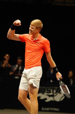 Uniondale, New York - 16 Şubat 2020 New York Açık tenis turnuvası şampiyonu Büyük Britanya 'dan Kyle Edmund, Uniondale, New York' taki final maçından sonra zaferini kutluyor.