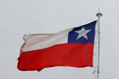 Şili bayrağı, İspanyolcada La Estrella Solitaria olarak da bilinir.