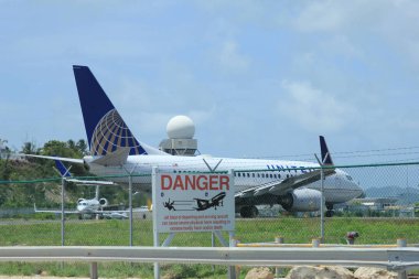 Sint Maarten - 12 Haziran 2011: United Airlines uçağı Sint Maarten 'deki Prenses Juliana Uluslararası Havalimanı' ndan kalkmaya hazır.
