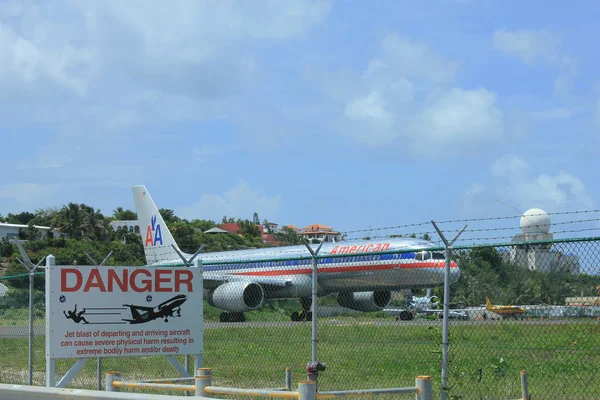 Sint Maarten 2011年6月12日 セント マーテンのプリンセス フリアナ国際空港で離陸準備ができているアメリカン航空の飛行機 — ストック写真