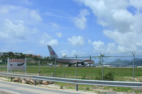 Άγιος Μαρτίνος Ιουνίου 2011 Αεροπλάνο Της American Airlines Είναι Έτοιμο — Φωτογραφία Αρχείου