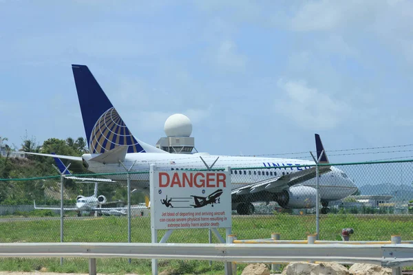 シンマーテン 2011年6月12日 シンマーテンのプリンセス フリアナ国際空港で離陸準備ができているユナイテッド航空の飛行機 — ストック写真