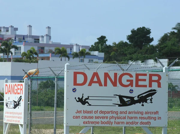 Varningsskyltar Prinsessan Julianas Internationella Flygplats Sint Maarten Nära Stranden Maho — Stockfoto