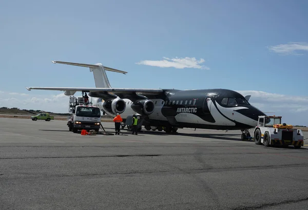 チリのプンタ アレナス 2020年1月30日 チリのプンタ アレナス国際空港で時速75マイル以上の突風で着陸した後 ターマック上の南極航空Avro Rj100飛行機 — ストック写真
