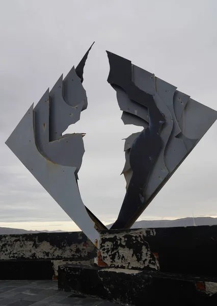 ホーン岬記念碑 チリの彫刻家ジョス バルセルスによって制作された巨大な彫刻で 角を丸めようとして死んだ水夫を偲び アルバトロスのシルエットが描かれています — ストック写真