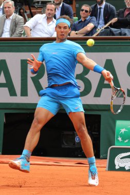 Paris, Fransa - 28 Mayıs 2015: 14 Grand Slam şampiyonu İspanya Rafael Nadal, 2015 Roland Garros, Paris 'te oynadığı ikinci tur maçında