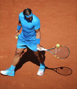 Paris, Fransa - 28 Mayıs 2015: 14 Grand Slam şampiyonu İspanya Rafael Nadal, 2015 Roland Garros, Paris 'te oynadığı ikinci tur maçında