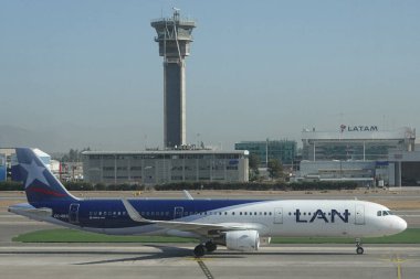 Santiago, Şili - 30 Ocak 2020: Lan Havayolları uçağı ve Şili 'deki Arturo Merino Benitez Uluslararası Havaalanı Hava Trafik Kontrol Kulesi