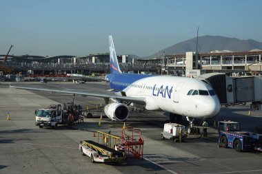 Santiago, Şili - 30 Ocak 2020: Latam Havayolları uçağı Santiago, Şili 'deki Arturo Merino Benitez Uluslararası Havaalanı' nda pistte.
