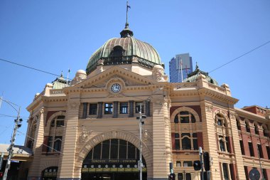 Melbourne, Avustralya - 25 Ocak 2019: Melbourne 'daki Iconic Flinders Caddesi Tren İstasyonu. 1910 'da tamamlandı ve her gün 100.000 kişi tarafından kullanılıyor.