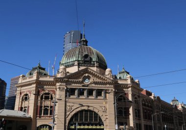 Melbourne, Avustralya - 25 Ocak 2019: Melbourne 'daki Iconic Flinders Caddesi Tren İstasyonu. 1910 'da tamamlandı ve her gün 100.000 kişi tarafından kullanılıyor.