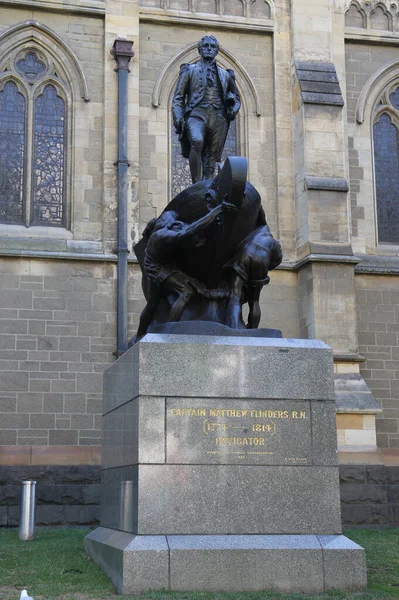 澳大利亚墨尔本 2019年1月27日 艺术家查尔斯 吉尔伯特于1923年在澳大利亚墨尔本圣保罗大教堂前竖立的马修 弗林德斯上尉雕像 — 图库照片