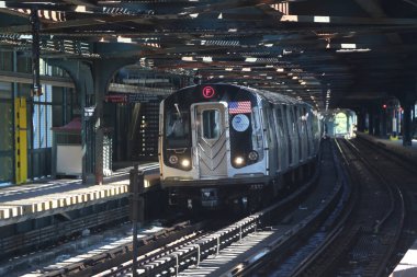 Brooklyn, New York - 19 Ağustos 2017 Nyc Metro F treni Brooklyn 'deki Batı 8. Cadde İstasyonu' na vardı. Nyc Transit Authority 'ye ait metro sisteminde 469 istasyon faaliyet gösteriyor.