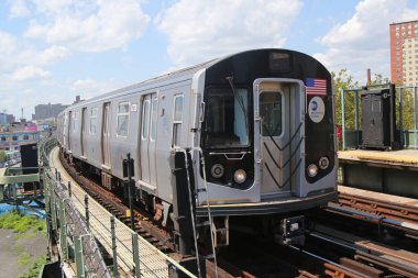 Brooklyn, New York - 19 Ağustos 2017: Nyc Subway Q treni Brooklyn 'deki West 8. Nyc Transit Authority 'ye ait metro sisteminde 469 istasyon faaliyet gösteriyor.