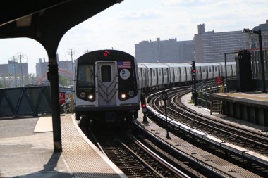 Brooklyn, New York - 19 Ağustos 2017: Nyc Subway Q treni Brooklyn 'deki West 8. Nyc Transit Authority 'ye ait metro sisteminde 469 istasyon faaliyet gösteriyor.