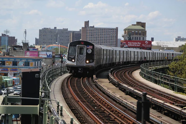 Brooklyn New York Agosto 2017 Nyc Subway Train Arriva Alla — Foto Stock