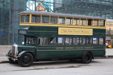New York - 20 Ekim 2016: The Fifth Avenue Coach Company otobüsü Manhattan 'daki New York City Transit Museum tarafından sunuldu