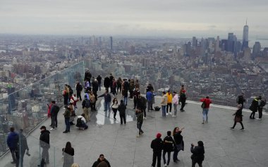 New York - 12 Mart 2020: Sınır gözlem güvertesi Manhattan, New York 'taki Hudson Yards' da açıldı. Batı Yarımküre 'deki en uzun gözlem güvertesidir.. 