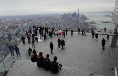 New York - 12 Mart 2020: Sınır gözlem güvertesi Manhattan, New York 'taki Hudson Yards' da açıldı. Batı Yarımküre 'deki en uzun gözlem güvertesidir.. 