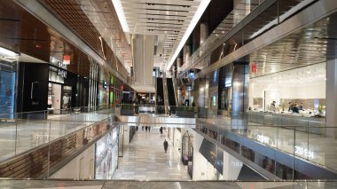  New York - 12 Mart 2020: Hudson Yards alışveriş merkezi Coronavirus salgınının ortasında bomboş. New York valisinin rehberliği üzerine 13 Mart 2020 Cuma gününden itibaren birçok yer geçici olarak kapatılacak.