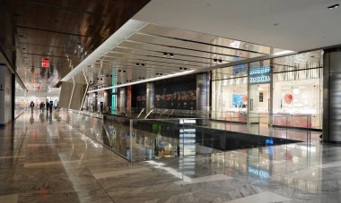  New York - 12 Mart 2020: Hudson Yards alışveriş merkezi Coronavirus salgınının ortasında bomboş. New York valisinin rehberliği üzerine 13 Mart 2020 Cuma gününden itibaren birçok yer geçici olarak kapatılacak.