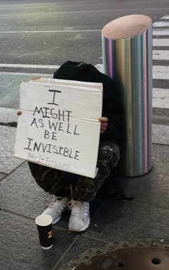 New York - 14 Mart 2020: evsiz adam Manhattan şehir merkezinde bağış istiyor. Bugün, daha önce hiç olmadığı kadar çok New Yorklu evsiz yaşıyor.. 