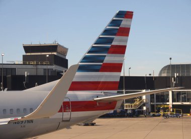Chicago, Illinois - 12 Mart 2019: American Airlines uçağı Chicago O 'Hare Uluslararası Havaalanı' nda pistte.