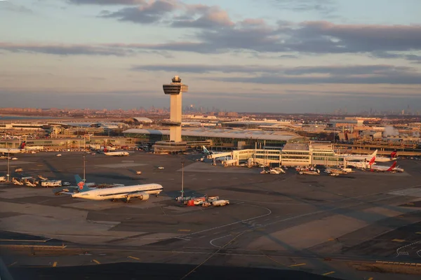ニューヨーク 2019年3月12日 Jfk国際空港の航空交通管制タワーとターミナル4の空中ビュー Jfkは4つの滑走路と8つのターミナルを持つ世界最大の空港の1つです — ストック写真