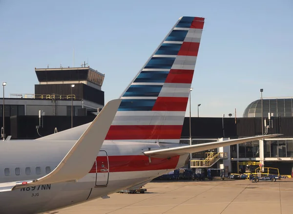 シカゴ イリノイ州 2019年3月12日 アメリカ航空がシカゴのオヘア国際空港でターマックで飛行機に乗る — ストック写真
