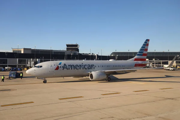 芝加哥 伊利诺伊州 2019年3月12日 美国航空公司的飞机在芝加哥O Hare国际机场的跑道上 — 图库照片