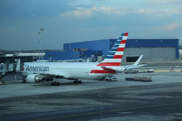Nueva York Febrero 2017 Avión American Airlines Pista Aeropuerto Internacional — Foto de Stock