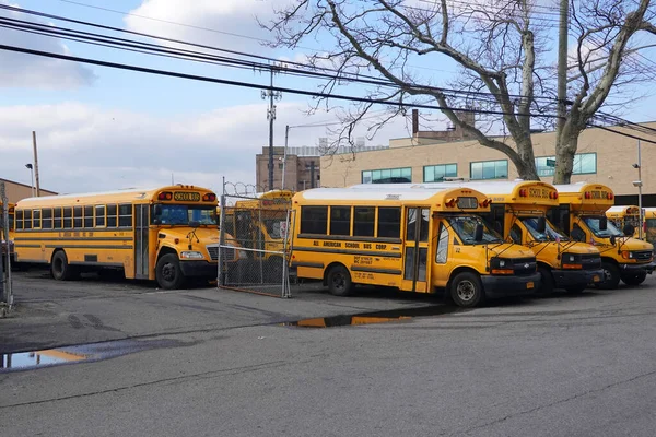 Brooklyn New York Marzo 2020 Gli Scuolabus Parcheggiati Nel Cortile — Foto Stock