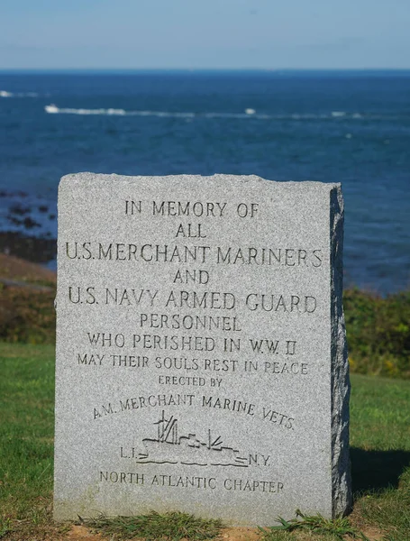 ニューヨーク州ロングアイランドの端にあるモントークポイント灯台の海の記念碑で失われたモントーク — ストック写真
