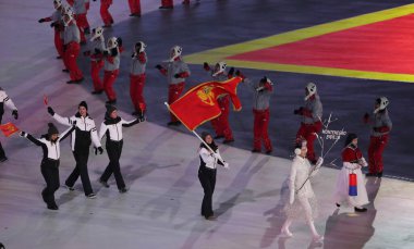 PYEONGCHANG, Güney Kore - 9 Şubat 2018: Karadağ 'ın bayrağını taşıyan Alp Kayakçısı Jelena Vujiciç, PyeongChang 2018 Kış Olimpiyatları açılış töreninde Karadağ Olimpiyat takımının liderliğini üstlendi