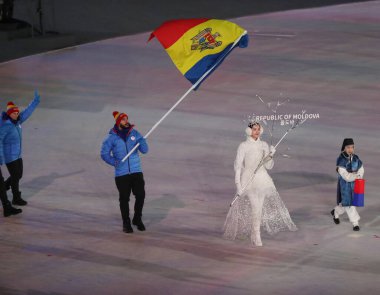 PYEONGCHANG, GÜNEY KOREA - 9 Şubat 2018: Moldova 'nın bayrağını taşıyan Kros Kayakçısı Nicolae Gaiduc, PyeongChang 2018 Kış Olimpiyatları açılış töreninde Moldova takımının liderliğini üstlendi