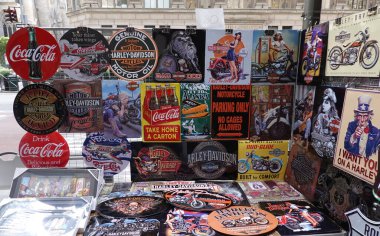 NEW YORK - 8 Eylül 2019: Manhattan şehir merkezinde sanat baskısı satıcısı