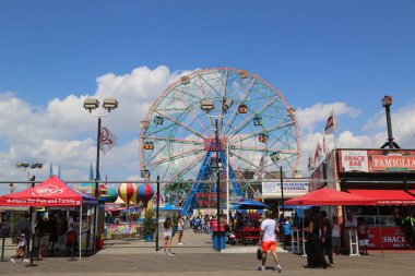 BROOKLYN, New York - 19 Ağustos 2017: Coney Island eğlence parkında Wonder Wheel. Deno 'nun Mucize Tekerleği 150 fit eksantrik dönme dolap. Bu tekerlek 1920 'de yapıldı.