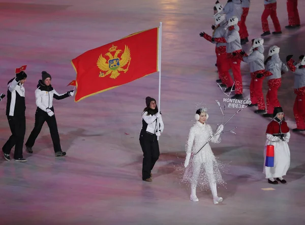 2018年2月9日 平昌2018冬季オリンピック開会式で モンテネグロ代表の旗を掲揚するアルパインスキー選手Jelena Vujicic — ストック写真