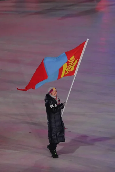 モンゴルのオリンピック チームをリードして 2018年冬季オリンピックで開会式モンゴルの旗を運ぶピョンチャン 2018 Achbadrakh Batmunkh — ストック写真