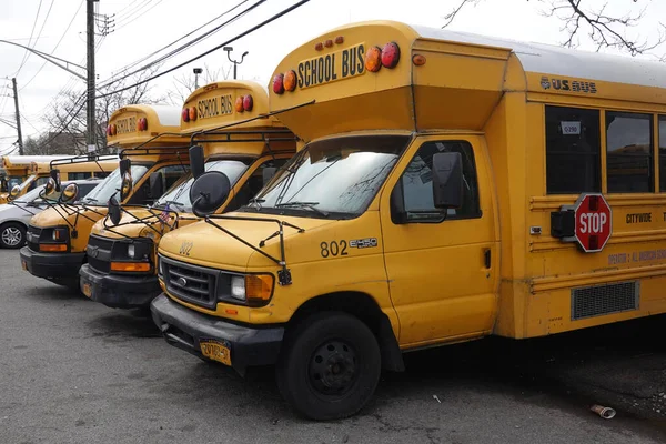 ニューヨーク州ブルックリン 2020年3月19日ニューヨーク市ブルックリン区の庭に停まっていたスクールバスが公立学校を閉鎖し コロナウイルスの拡散を停止 Covid — ストック写真