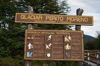 EL CALAFATE, ARGENTINA - 9 Şubat 2020: Arjantin 'in güneybatısındaki Los Glaciares Ulusal Parkı' ndaki Perito Moreno Buzulu 'nda imzala