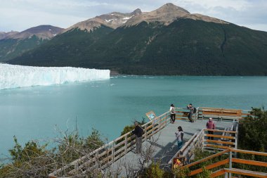 EL CALAFATE, ARGENTINA - 9 Şubat 2020: Arjantin 'in güneybatısındaki Santa Cruz Eyaleti' ndeki Los Glaciares Ulusal Parkı 'ndaki Perito Moreno Buzulu gözlem güvertesinde turistler