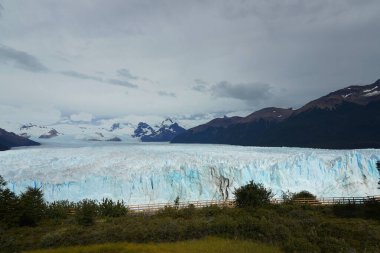 Arjantin, Santa Cruz eyaletinin güneybatısındaki Los Glaciares Ulusal Parkı 'ndaki Perito Moreno Buzul Ziyaretçileri Merkezi' nde gözlem balkonunda.