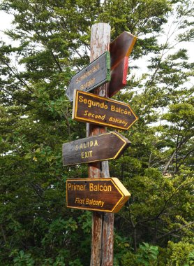 Arjantin, Santa Cruz eyaletinin güneybatısındaki Los Glaciares Ulusal Parkı 'ndaki Perito Moreno Buzul Ziyaretçi Merkezi' nin gözlem balkonundaki işaret direği.