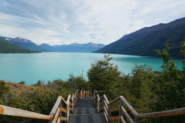 Arjantin, Santa Cruz eyaletinin güneybatısındaki Los Glaciares Ulusal Parkı 'ndaki Perito Moreno Buzul Ziyaretçileri Merkezi' nde gözlem balkonunda.