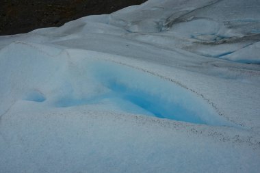 Crevasse, Perito Moreno Buzulu 'nda suyla dolu. Yarık, buz tabakasında ya da buzullarda bulunan derin bir çatlaktır. Kayalarda oluşan bir yarığın aksine.