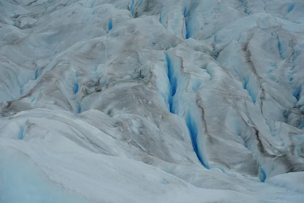 布里托 莫雷诺冰川上满是水裂缝是在冰原或冰川中发现的深坑或裂缝 而不是在岩石中形成的裂缝 — 图库照片