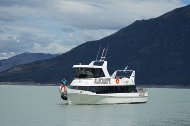 EL CALAFATE, ARGENTINA - 9 Şubat 2020: Perito Moreno Buzul Yürüyüşü için El Calafate, Patagonya, Arjantin 'de bir tur botu