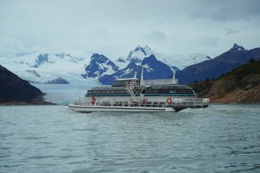 EL CALAFATE, ARGENTINA - 9 Şubat 2020: Katamaran Victoria Arjantin El Calafate, Patagonya, Arjantin 'deki devasa Perito Moreno Buzulu' nun önünden geçer.